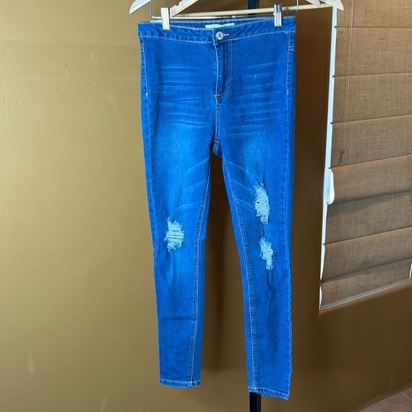 Almost Famous Juniors' High-Rise Destructed Skinny Jeans Size 3 - Picture 1 of 11